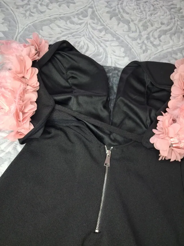 Vestido negro con plumas rosas