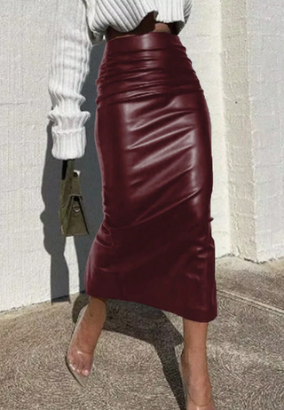 Falda midi efecto piel burdeos