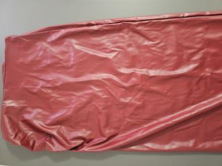 Falda midi efecto piel burdeos