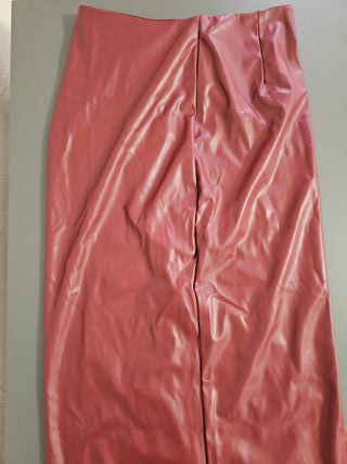 Falda midi efecto piel burdeos