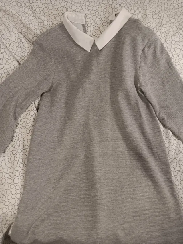 Vestido gris con cuello blanco