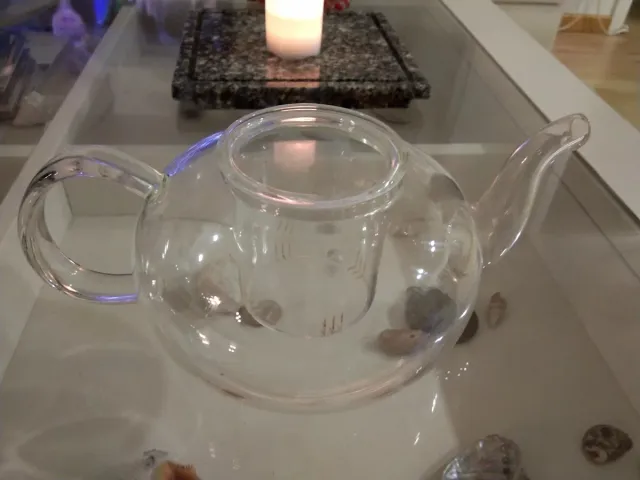 Tetera de cristal transparente sin tapa