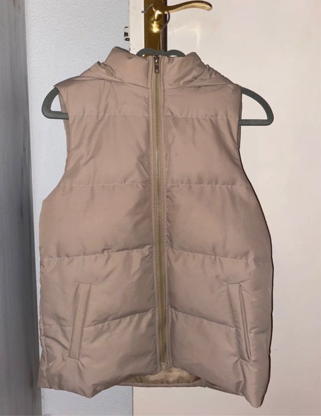Chaleco acolchado beige con capucha