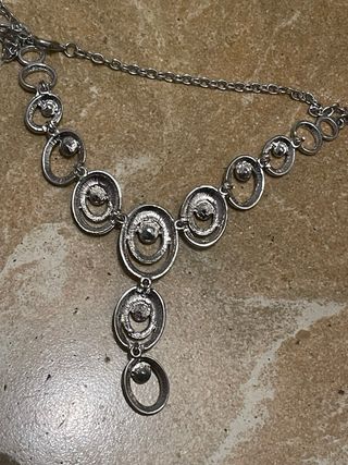 Gargantilla plateada y con cristales