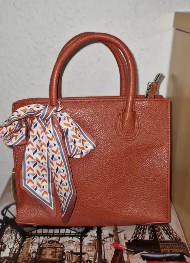 Bolso mini marrón con pañuelo