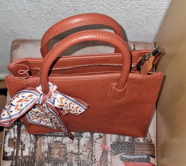 Bolso mini marrón con pañuelo