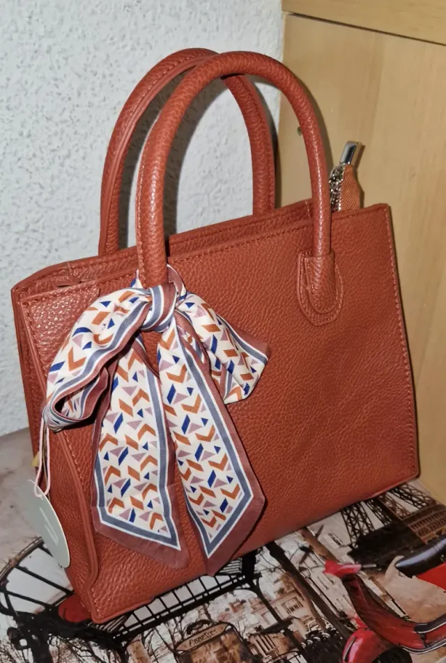 Bolso mini marrón con pañuelo