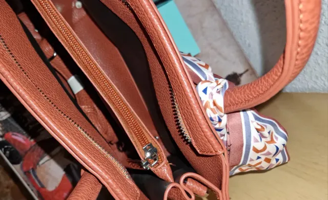 Bolso mini marrón con pañuelo