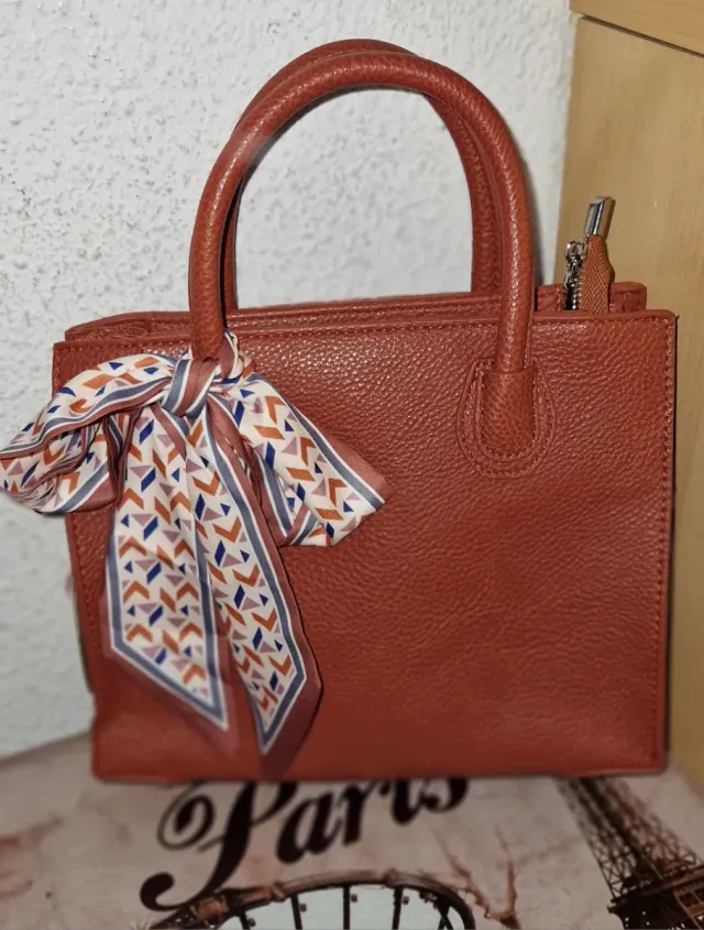 Bolso mini marrón con pañuelo