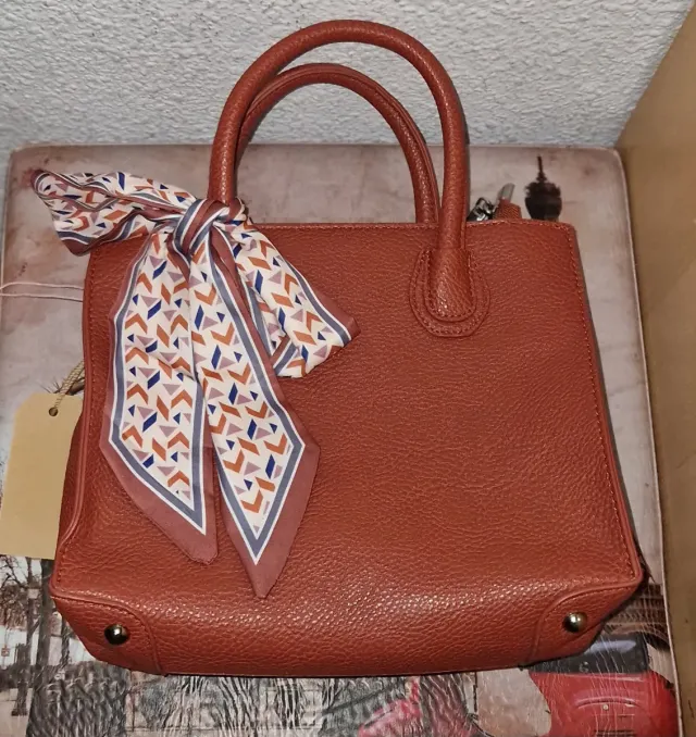 Bolso mini marrón con pañuelo