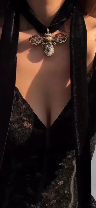 Conjunto collar y pendientes abeja Zara