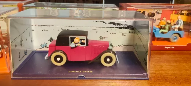 Miniature di Tintin con l'auto L'Oreille Cassée