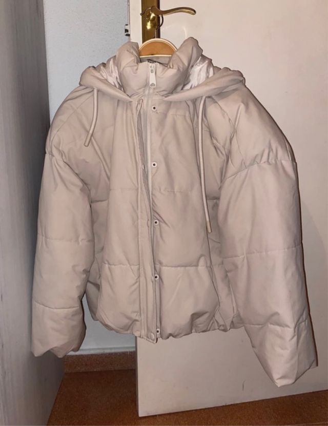 Cazadora beige acolchada con capucha