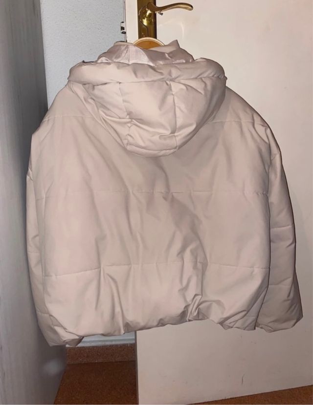 Cazadora beige acolchada con capucha
