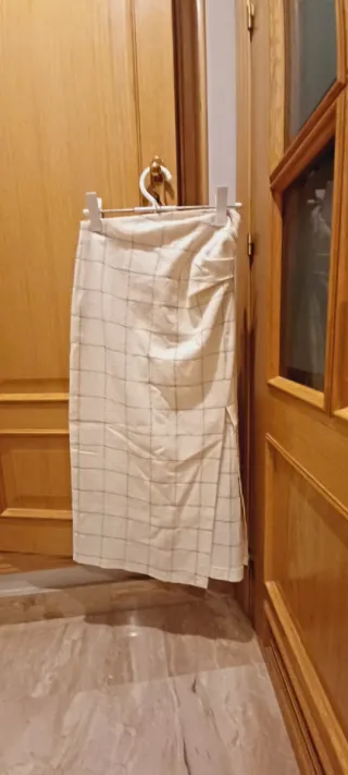 Falda de cuadros blanca y gris