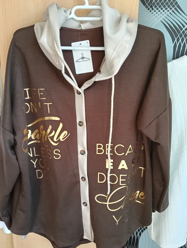 Chaqueta con capucha y botones