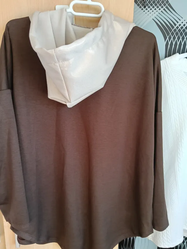 Chaqueta con capucha y botones