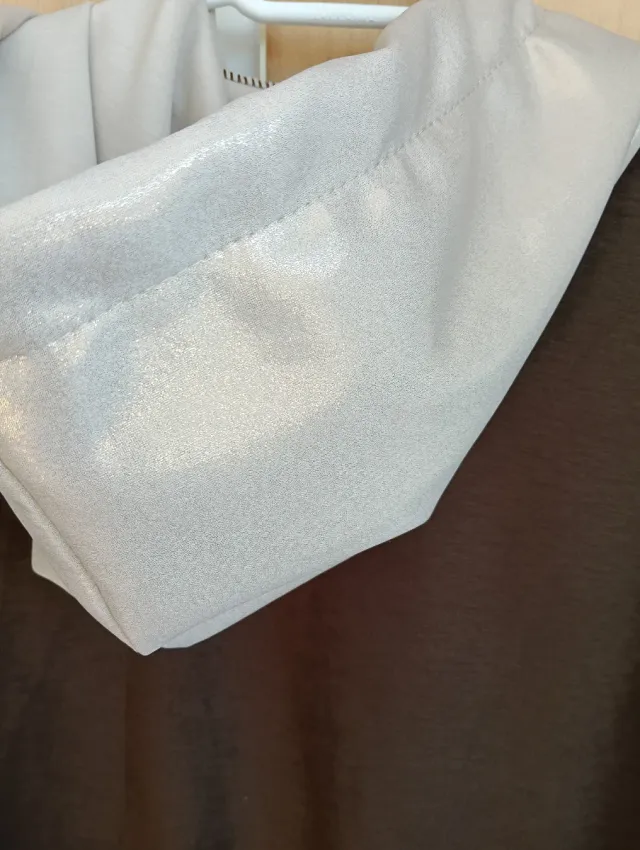 Chaqueta con capucha y botones