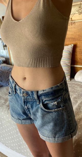 Short vaquero y top punto beige