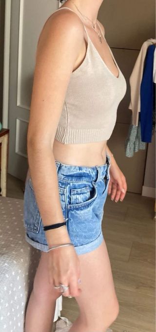 Short vaquero y top punto beige
