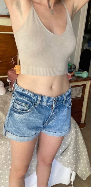 Short vaquero y top punto beige