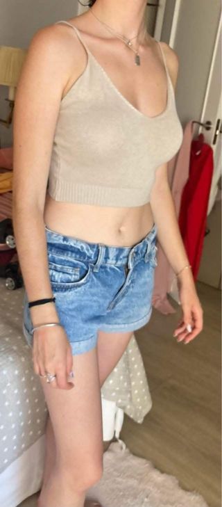 Short vaquero y top punto beige
