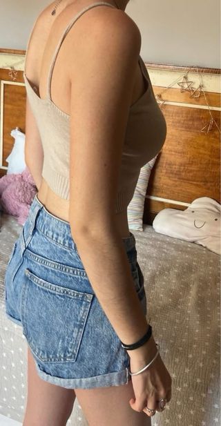 Short vaquero y top punto beige