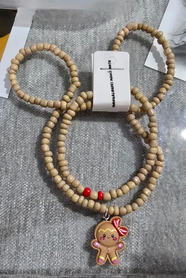 Conjunto de collares y pulsera navideño.