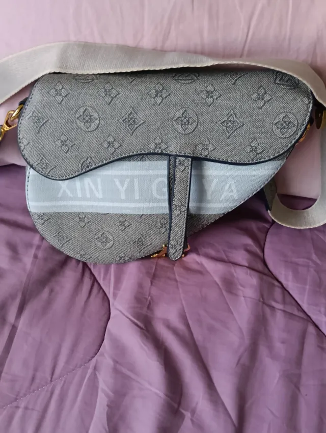 Bolso de hombro gris y blanco