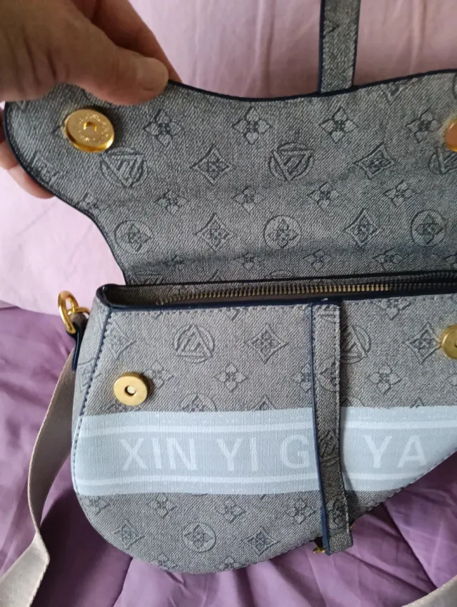 Bolso de hombro gris y blanco