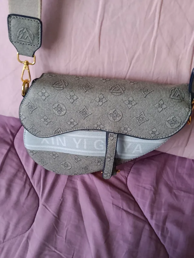 Bolso de hombro gris y blanco