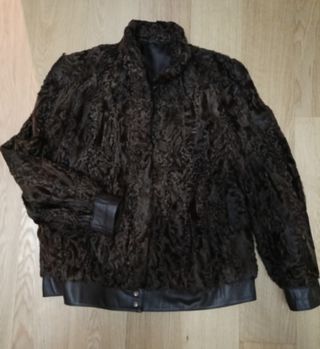 Chaquetón bomber de piel de astracán marrón.