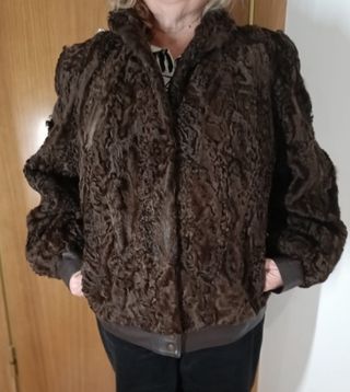 Chaquetón bomber de piel de astracán marrón.