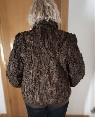 Chaquetón bomber de piel de astracán marrón.