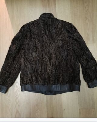 Chaquetón bomber de piel de astracán marrón.