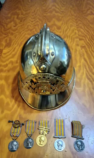 Casco Bomberos Francés Antiguo y Medallas