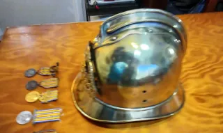 Casco Bomberos Francés Antiguo y Medallas