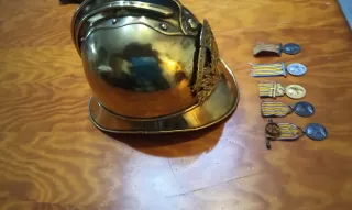 Casco Bomberos Francés Antiguo y Medallas