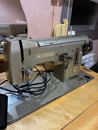 Máquina de coser Wertheim con pedal y mueble
