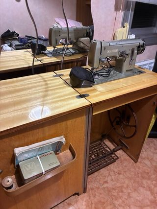 Máquina de coser Wertheim con pedal y mueble