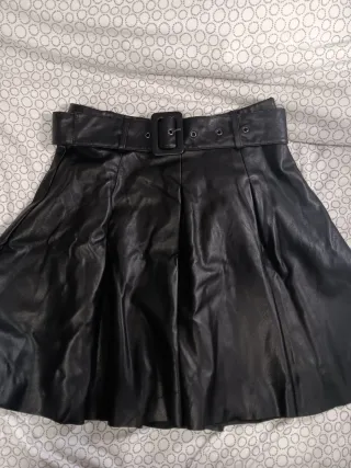 Falda negra con cinturón