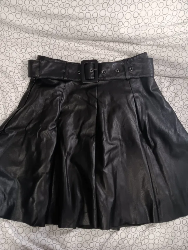 Falda negra con cinturón