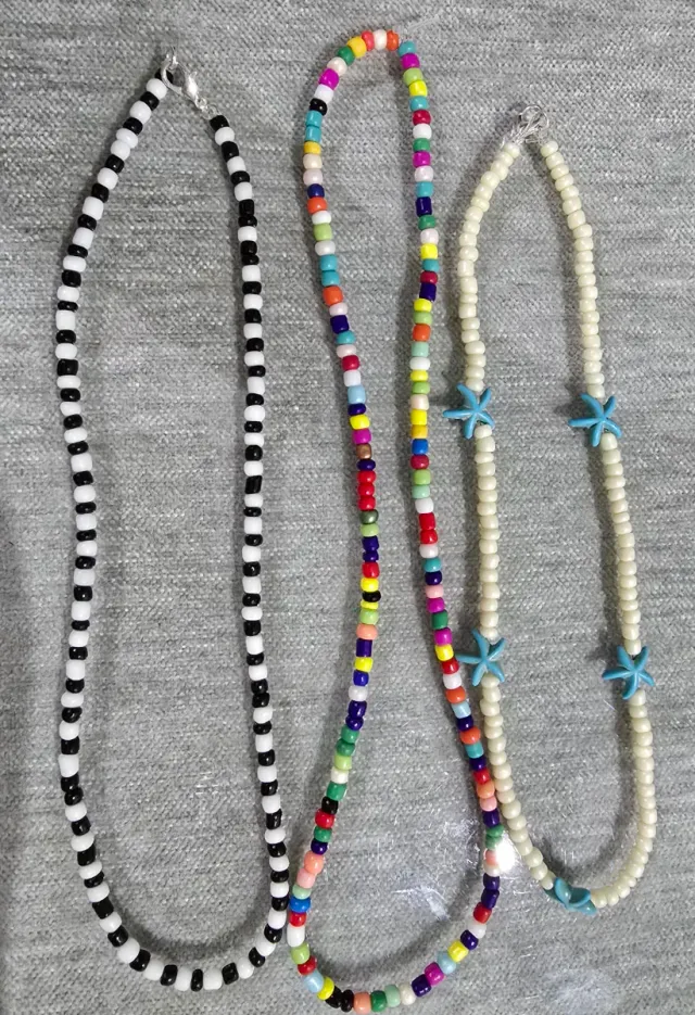 Collares de cuentas, varios colores y estrellas