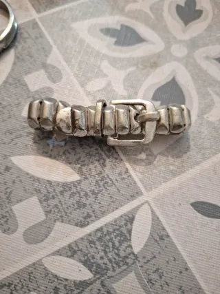 Pulsera de acero con diseño de hebilla