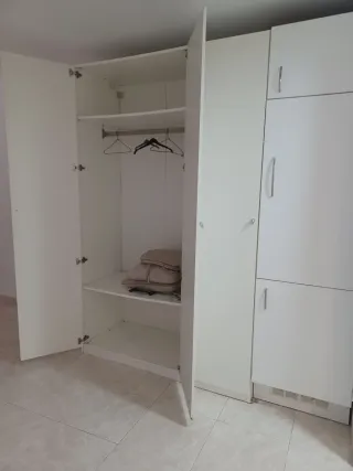 Mueble Armario blanco con nevera oculta