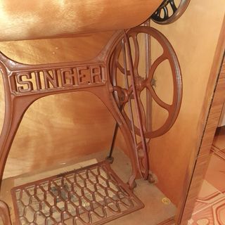 Máquina de coser antigua SINGER