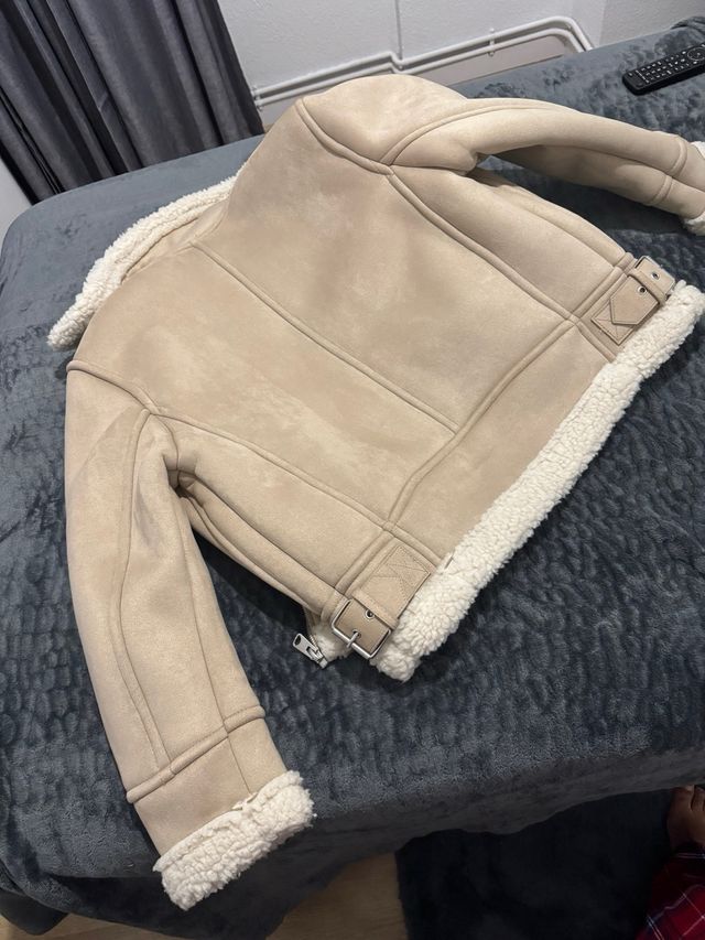 Chaqueta beige con borreguito