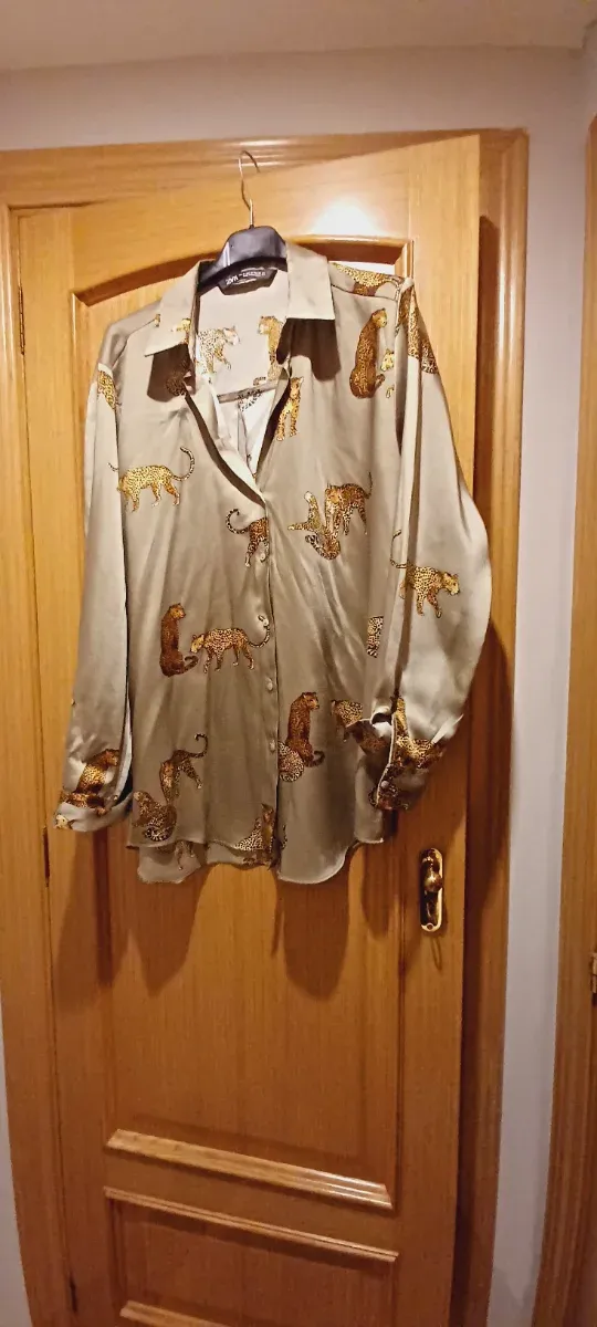 Camisa con estampado de leopardo