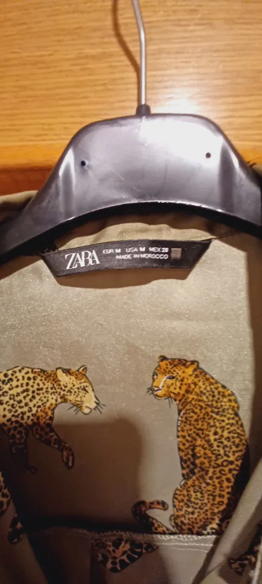 Camisa con estampado de leopardo