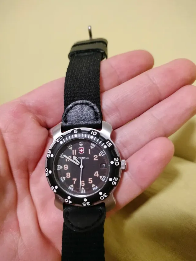 Reloj Victorinox Negro y Plateado